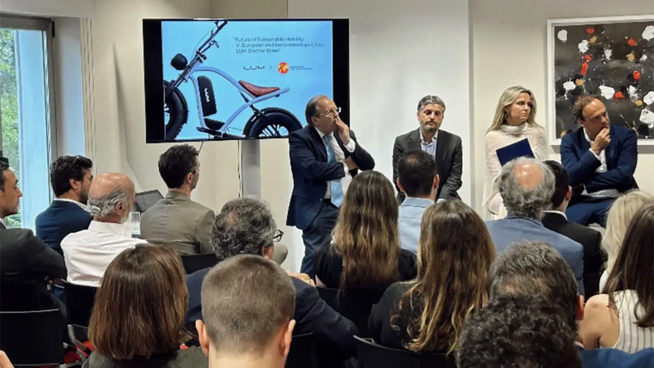De Izq. a Dcha, el excandidato a alcalde de Madrid el profesor Antonio Miguel Carmona, el secretario general de FIJE, Antonio Magraner, la fundadora de NI HAO CONECTA, Laura González Escallada, y el economista José Carlos Díez
