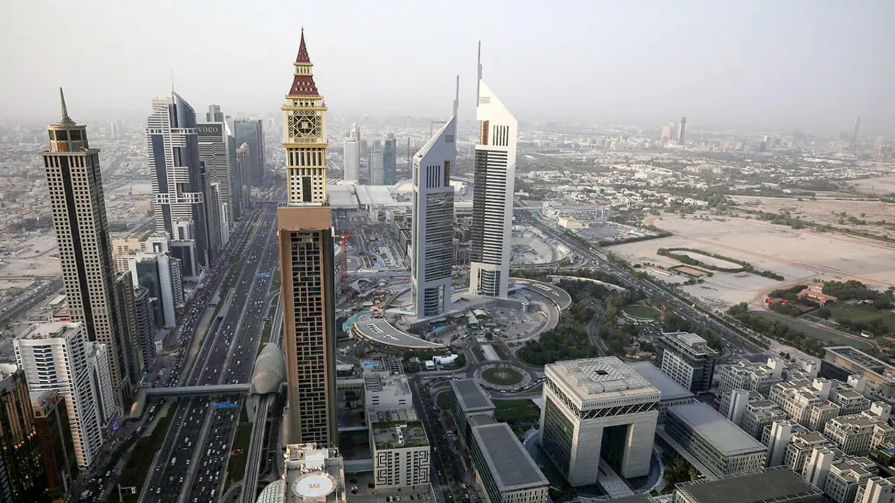 Vista general del Centro Financiero Internacional de Dubái (DIFC) (derecha) entre torres de gran altura en Dubái, Emiratos Árabes Unidos - REUTERS/CHRISTOPHER PIKE