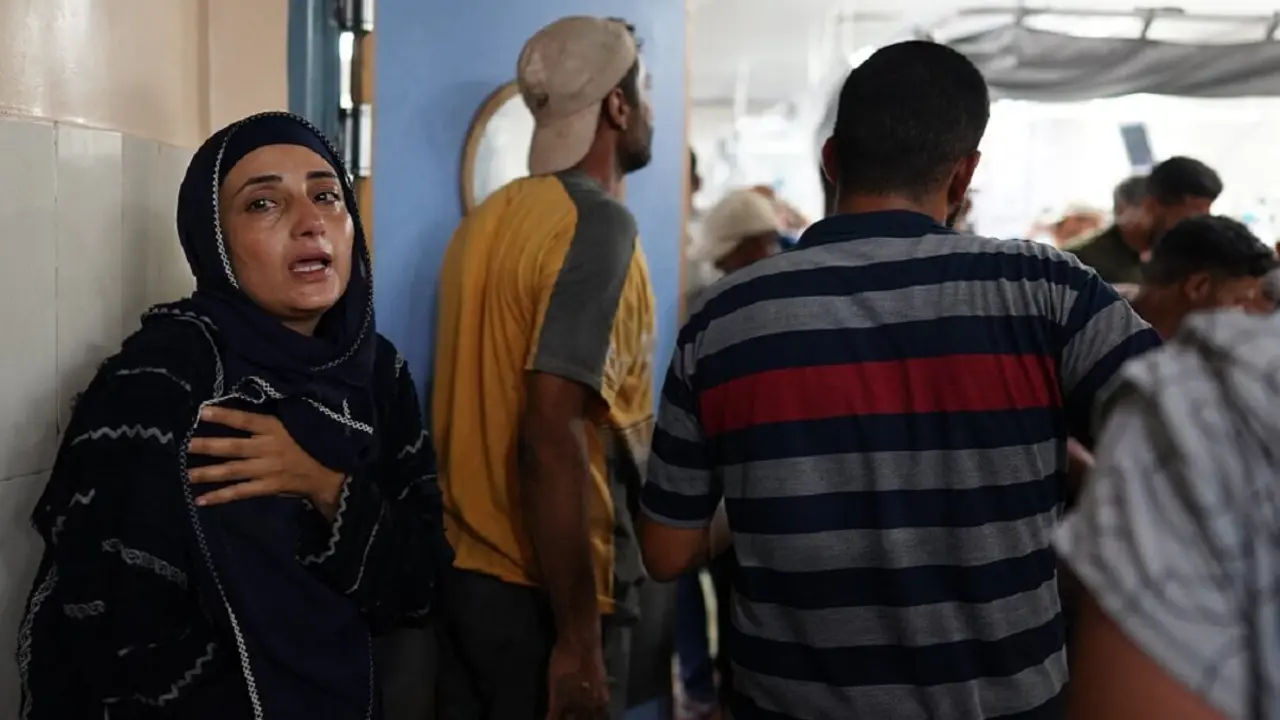 Una mujer llora a la entrada de la sala de urgencias del hospital Nasser de Khan Yunis mientras traen víctimas de una zona cercana atacada por Israel en el sur de la Franja de Gaza el 9 de julio de 2024, en medio del actual conflicto entre Israel y el grupo militante palestino Hamás – PHOTO/Bashar TALEB/AFP