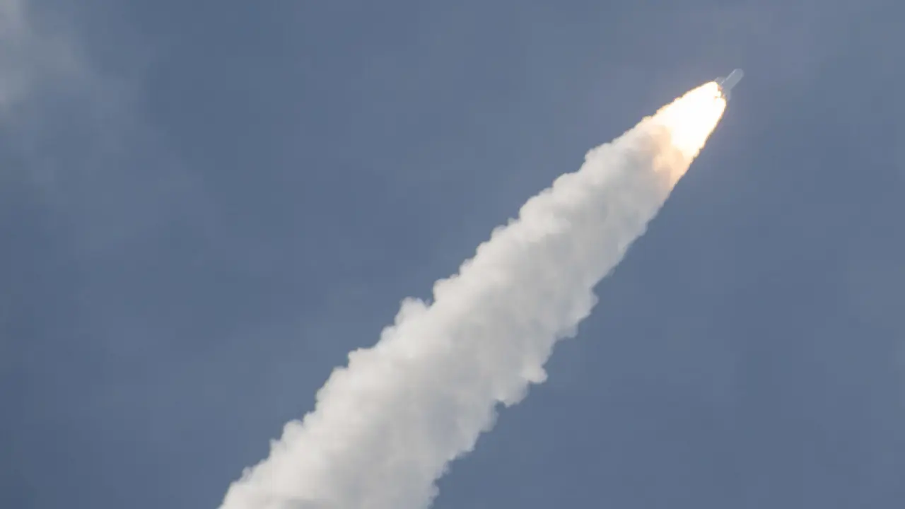 El primer Ariane 6 se eleva majestuoso dejando una larga estela de humo y llevando las ilusiones de los cientos de miles de profesionales que en Europa están vinculadas al sector espacial -&nbsp;PHOTO/ESA-M. Pedessaut&nbsp;
