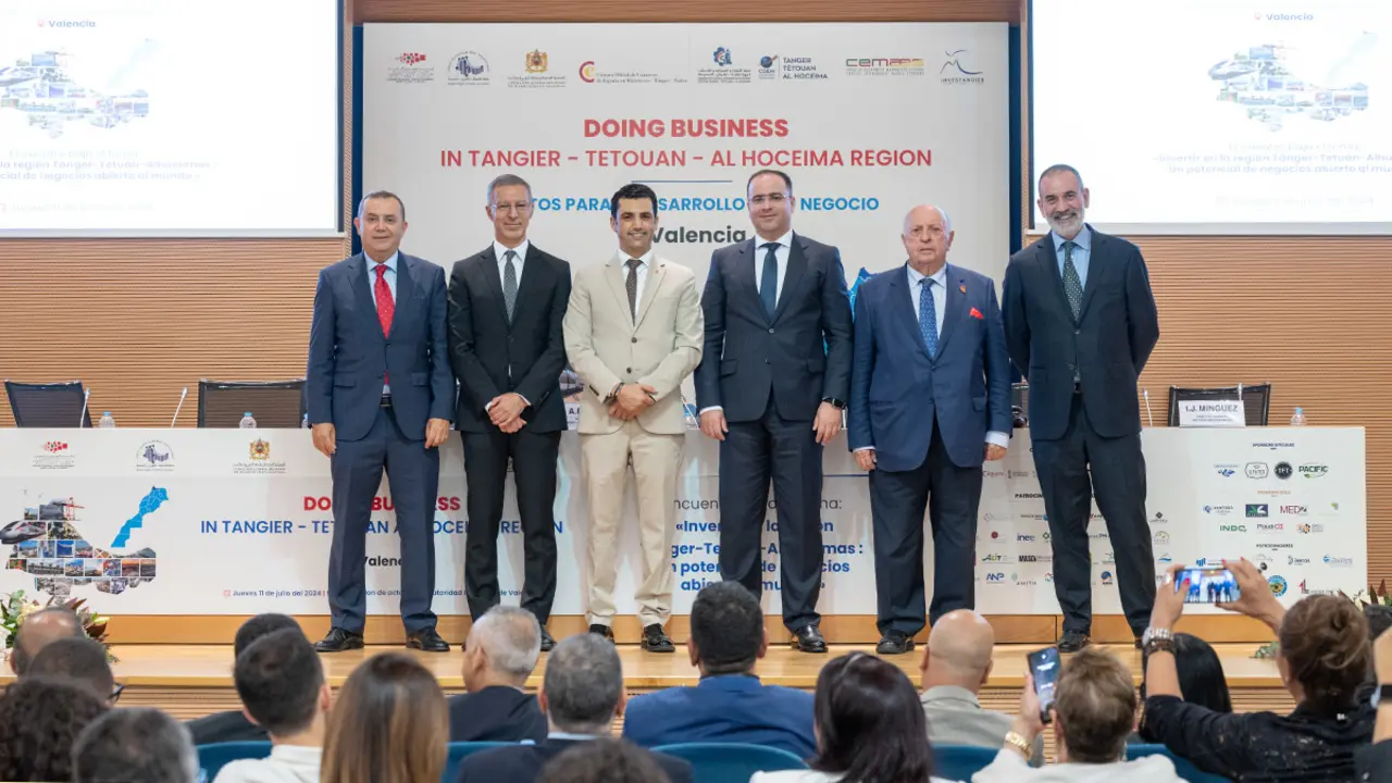 <p>Fotografía de familia de la mesa inaugural del foro “Doing Business en la Región Tánger-Tetuán-Alhucemas: un potencial de negocios abierto al mundo” - PHOTO/ATALAYAR&nbsp;</p>
