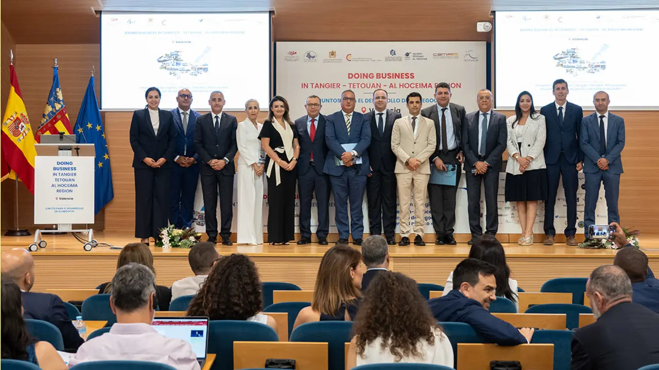 <p>Fotografía de familia del primer panel del “Doing Business” en Valencia - PHOTO/ATALAYAR&nbsp;</p>
