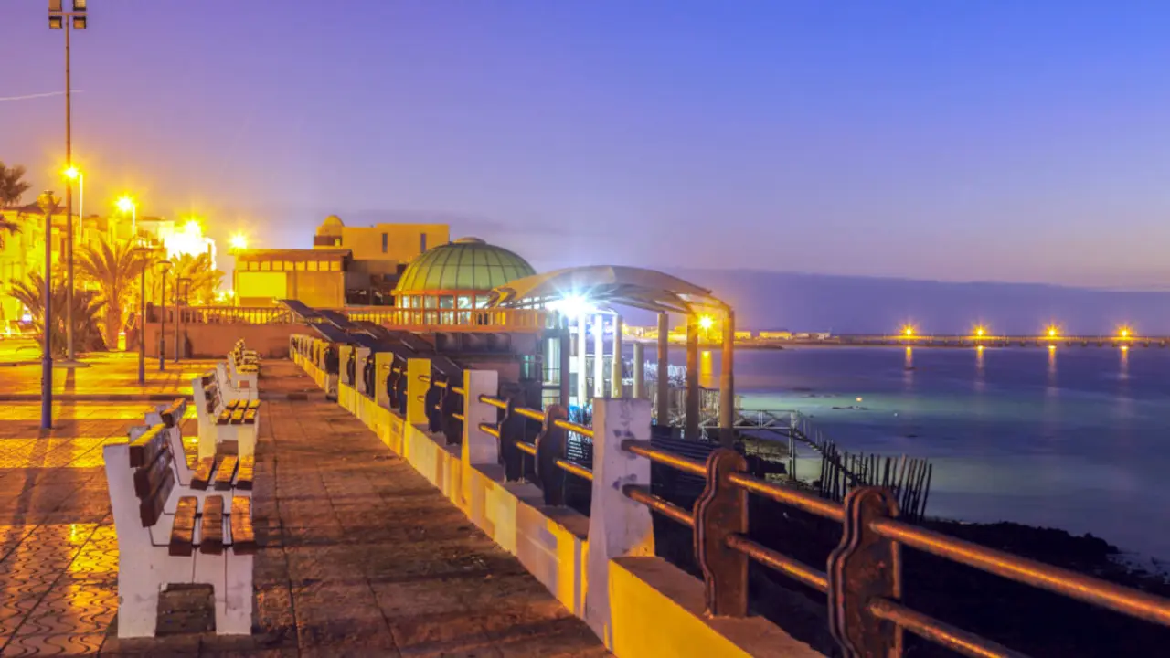 Paseo marítimo de la ciudad costera de Dajla, en el Sáhara Occidental, Marruecos - <a target="_blank" href="https://depositphotos.com/es/?/">Depositphotos</a>