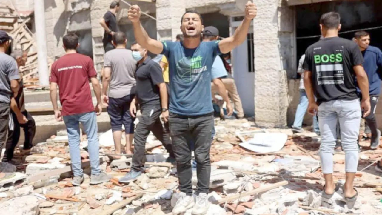 Un palestino reacciona sobre los escombros de la Escuela de la Sagrada Familia del Patriarcado Latino, alcanzada durante un bombardeo militar israelí, en la ciudad de Gaza, el 7 de julio de 2024 - PHOTO/AFP&nbsp;