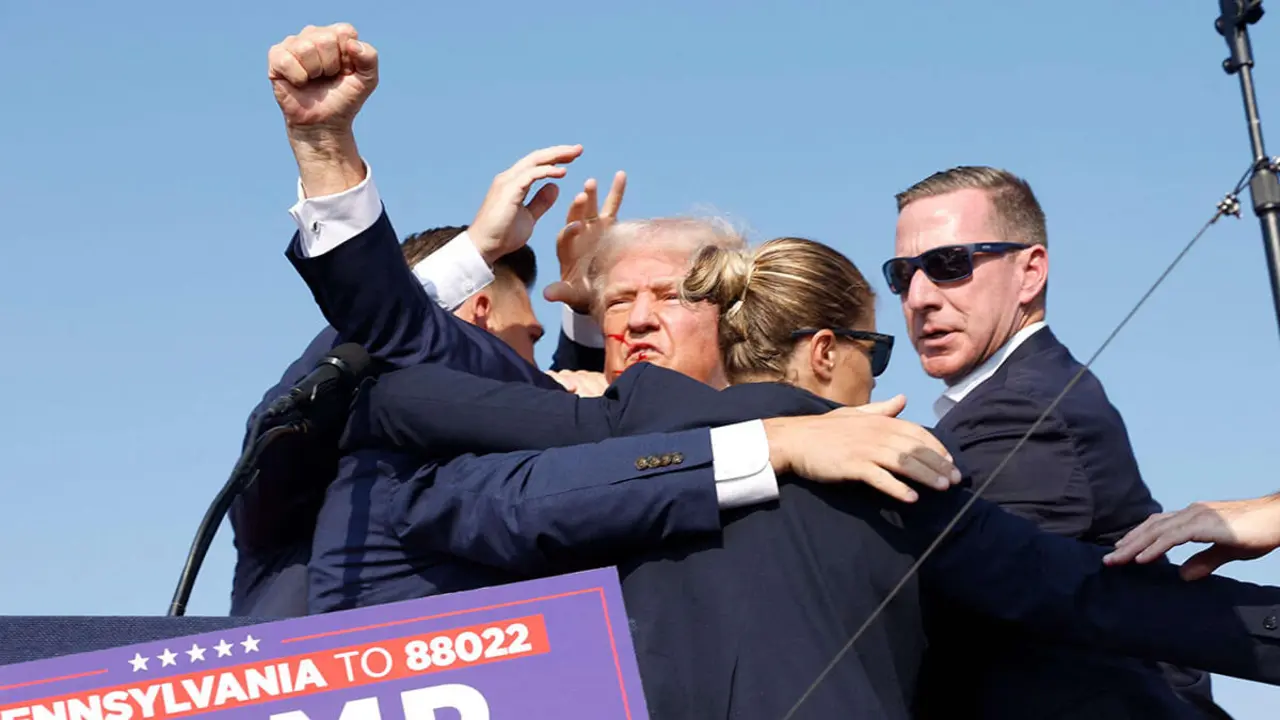 <p>El candidato presidencial republicano, el expresidente Donald Trump, es sacado rápidamente del escenario durante un mitin el 13 de julio de 2024 en Butler, Pensilvania - GETTY  IMAGES NORTH AMERICA/ANNA MONEYMAKER vía AFP&nbsp;</p>
