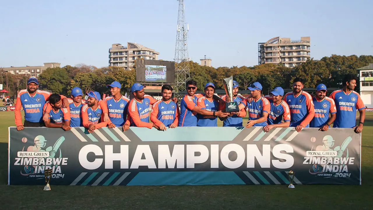 Los jugadores de India celebran con el trofeo de la serie después del quinto partido internacional de cricket T20 entre Zimbabwe y la India en el Harare Sports Club en Harare el 14 de julio de 2024 - AFP/JEKESAI NJIKIZANA&nbsp;