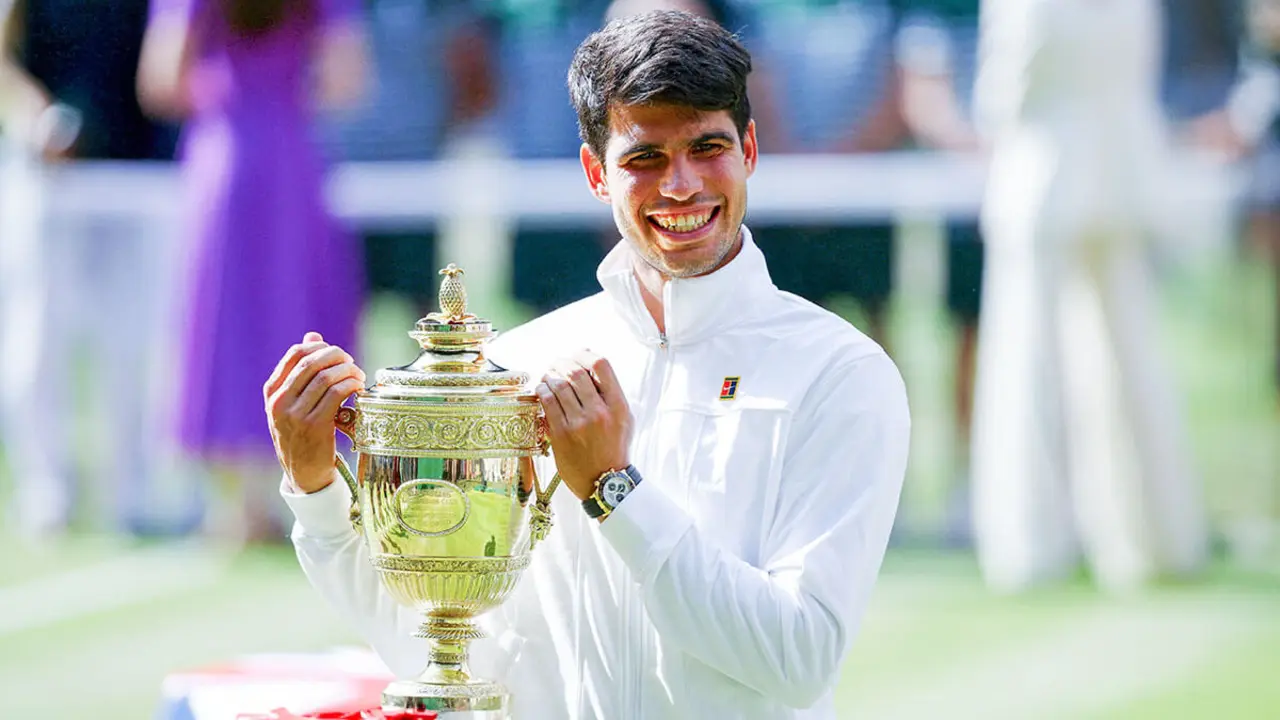 <p>El español Carlos Alcaraz con el trofeo de Wimbledon después de ganar su final individual masculina contra el serbio Novak Djokovic - REUTERS/HANNAH McKAY&nbsp;</p>
