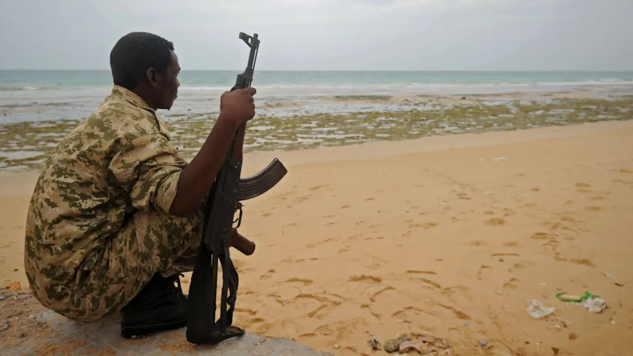 Un miembro de las fuerzas de seguridad somalíes hace guardia en la playa de la costa de Qaw, en Puntland, al noreste de Somalia - Mohamed ABDIWAHAB / AFP