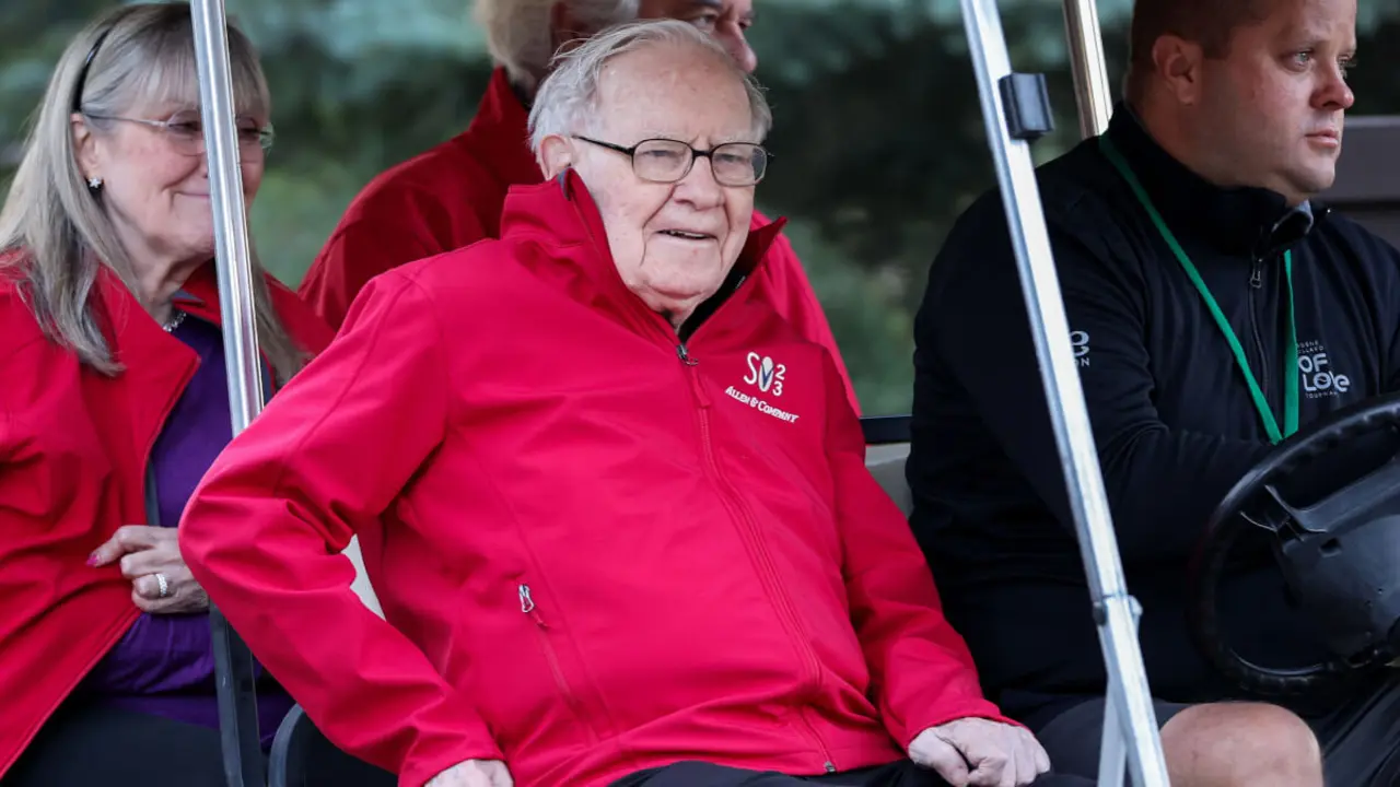 Warren Buffett, presidente y director ejecutivo de Berkshire Hathaway, se dirige a una sesión matutina en la Conferencia Sun Valley de Allen &amp; Company el 13 de julio de 2023 en Sun Valley, Idaho - Kevin Dietsch / GETTY IMAGES NORTH AMERICA / Getty Images via AFP