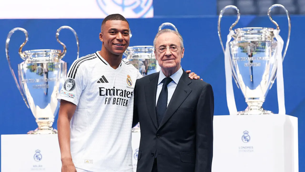 <p>El delantero francés Kylian Mbappé (izq.) posa con el presidente del Real Madrid, Florentino Pérez, durante su primera aparición como jugador del Real Madrid en el Estadio Santiago Bernabéu de Madrid el 16 de julio de 2024, tras firmar su nuevo contrato de cinco temporadas - AFP/PIERRE-PHILIPPE MARCOU&nbsp;</p>
