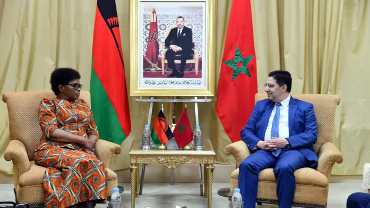 Nancy Tembo, ministra de Asuntos Exteriores de Malawi (izda.) y&nbsp;Nasser Bourita, ministro de Asuntos Exteriores de Marruecos - PHOTO/X/@MarocDiplomatie