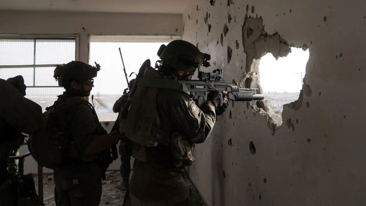 Esta fotografía difundida por el ejército israelí el 16 de julio de 2024 muestra a soldados israelíes durante operaciones militares en la Franja de Gaza en medio del conflicto en curso entre Israel y Hamás - Foto del ejército israelí / AFP