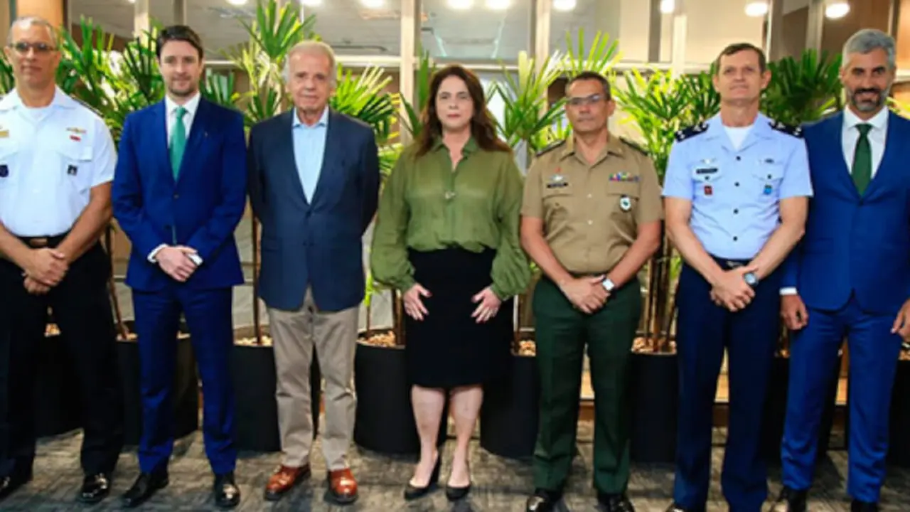 <p>De izquierda a derecha, el contralmirante Souza Júnior, junto al CEO de Neoenergia, Eduardo Capelastegui; el ministro de Defensa, José Mucio Monteiro; la vicepresidenta de Neoenergia, Solange Ribeiro; el general de Ejército Oliveira, y el brigadier del Aire Hoffmann.</p>
