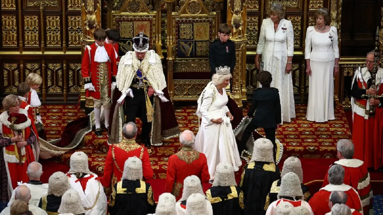 El rey Carlos III de Gran Bretaña, llevando la Corona Imperial de Estado y la Túnica de Estado, y la reina Camilla de Gran Bretaña, llevando la Diadema de Estado Jorge IV y la Túnica de Estado, salen después de que él leyera el “Discurso del Rey” desde el Trono del Soberano en la Cámara de los Lores, durante la Apertura de Estado del Parlamento, en las Casas del Parlamento, en Londres, el 17 de julio de 2024 – PHOTO/HENRY NICHOLLS/POOL/AFP
