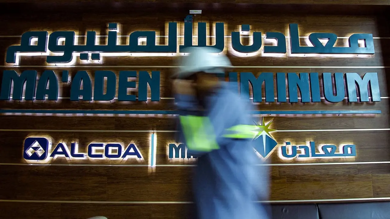 Un trabajador saudí camina en Maaden Aluminium en Ras Al Khair, Arabia Saudita - REUTERS/FAISAL AL NASSER