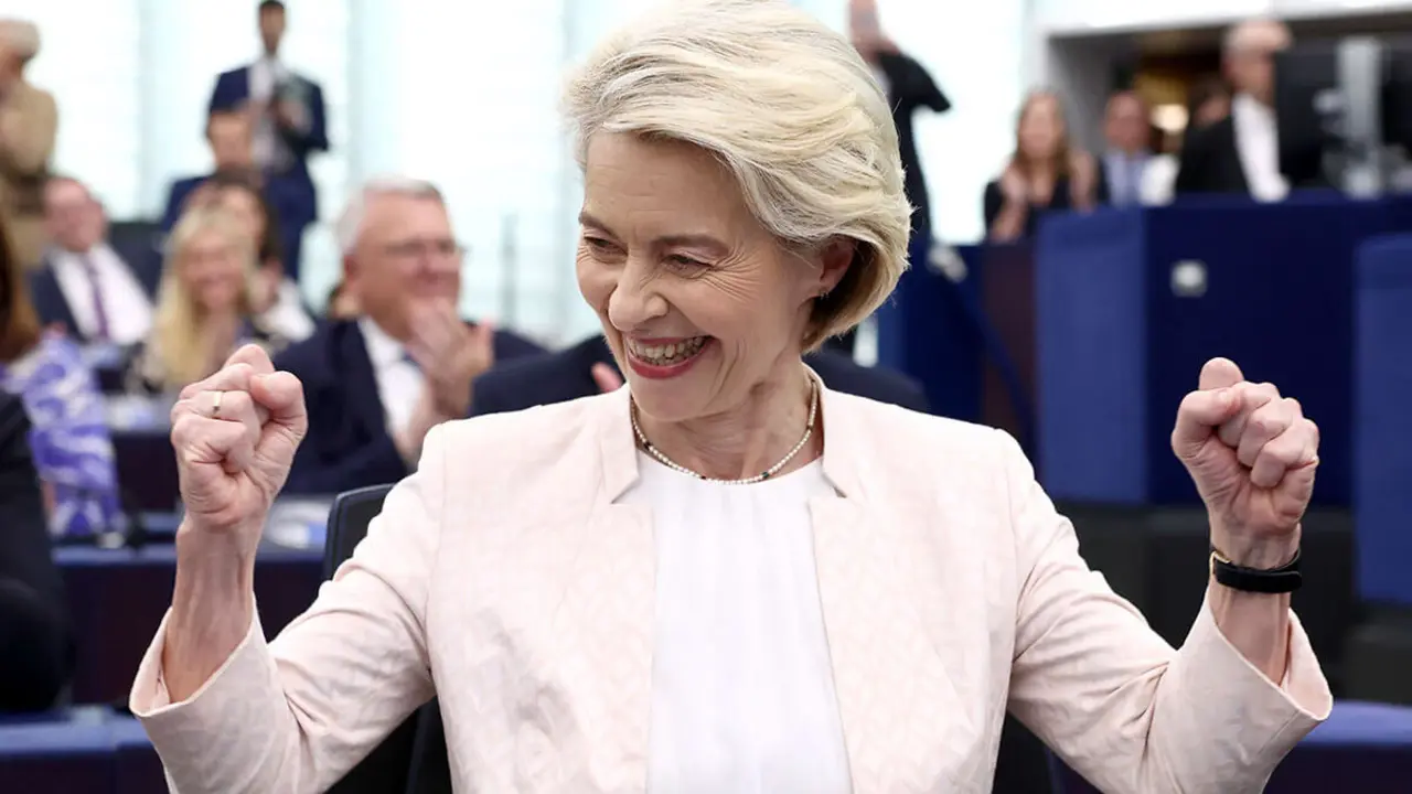 La presidenta de la Comisión Europea, Ursula von der Leyen, celebra su reelección para un segundo mandato en el Parlamento Europeo en Estrasburgo, este de Francia, el 18 de julio de 2024 - AFP/ FREDERICK FLORIN