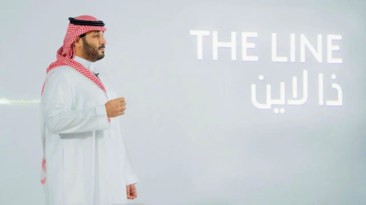 Una imagen de archivo muestra al príncipe heredero saudí, Mohammed Bin Salman, anunciando una ciudad de carbono cero llamada «La Línea» que se construirá en NEOM, en el noroeste de Arabia Saudí, el 10 de enero de 2021 - PHOTO/REUTERS