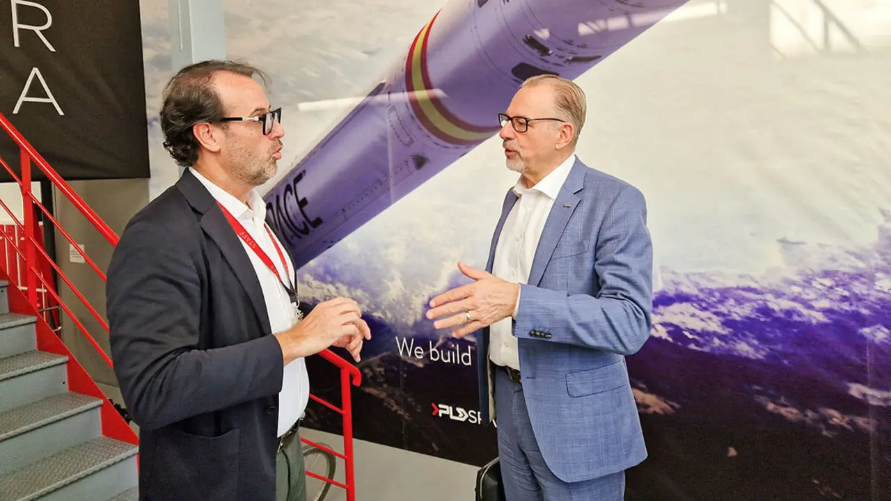 El jefe de la ESA, Josef Aschbacher (derecha), ha cursado a mediados de julio una visita a la sede de PLD en Elche para conocer el estado de desarrollo del Miura 5. En imagen, con el presidente de PLD, Ezequiel Sánchez -&nbsp;PHOTO/ESA Director General X