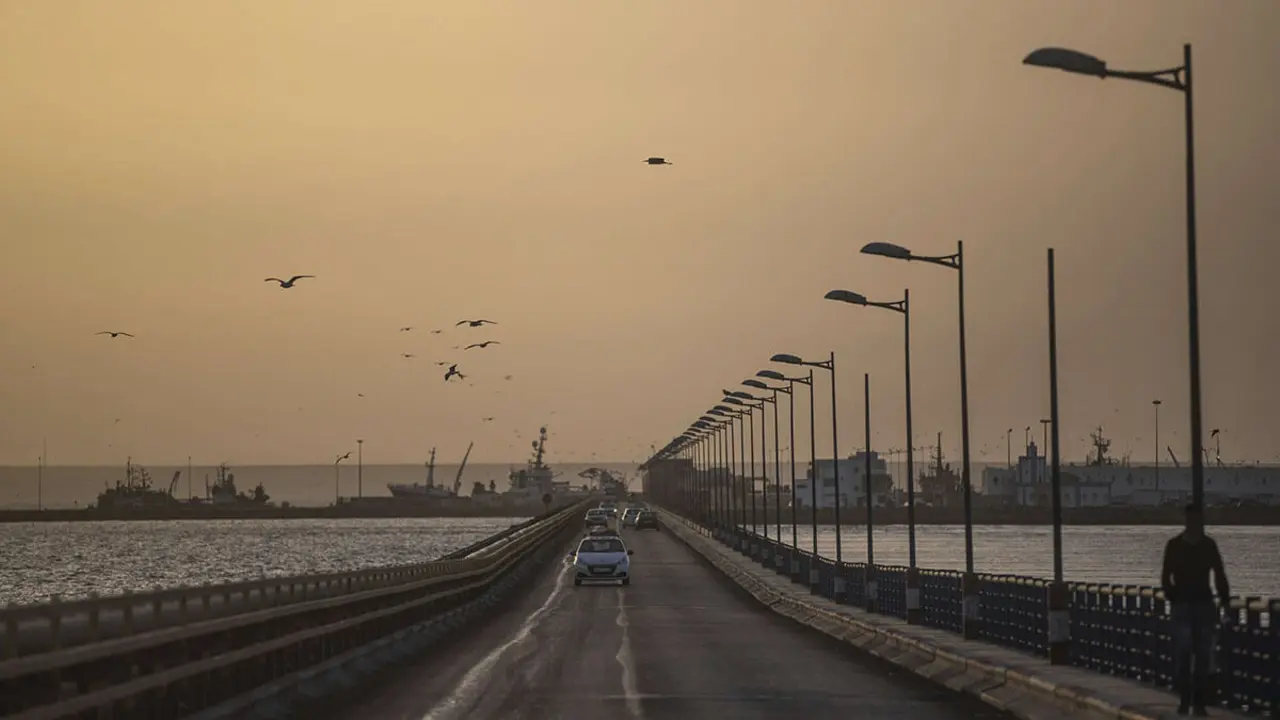 Vista de la carretera que conduce al puerto pesquero de Dajla, Sáhara Occidental - AP/MOSAAB ELSHAMY