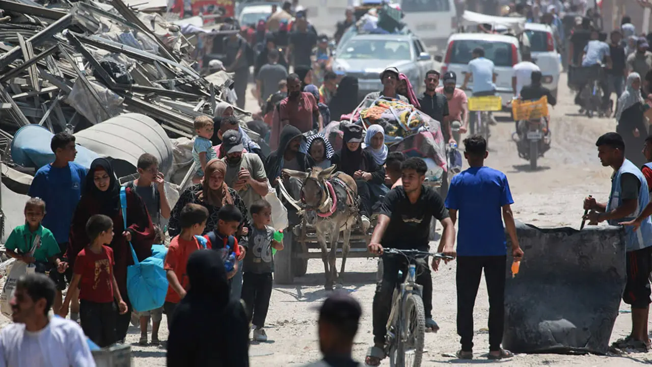 Civiles palestinos se alejan de los distritos orientales de Khan Yunis, en el sur de la Franja de Gaza, tras las órdenes de evacuación del ejército israelí el 22 de julio de 2024, en medio del conflicto en curso entre Israel y el grupo terrorista &nbsp;Hamás - AFP/BASHAR TALEB