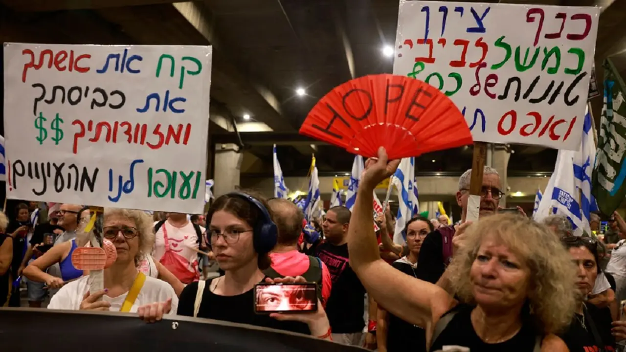 Familiares y simpatizantes de los rehenes israelíes retenidos por el grupo militante palestino Hamás en la Franja de Gaza desde el 7 de octubre protestan en el aeropuerto internacional Ben Gurion, cerca de Tel Aviv, el 21 de julio de 2024 – PHOTO/Menahem Kahana/AFP
