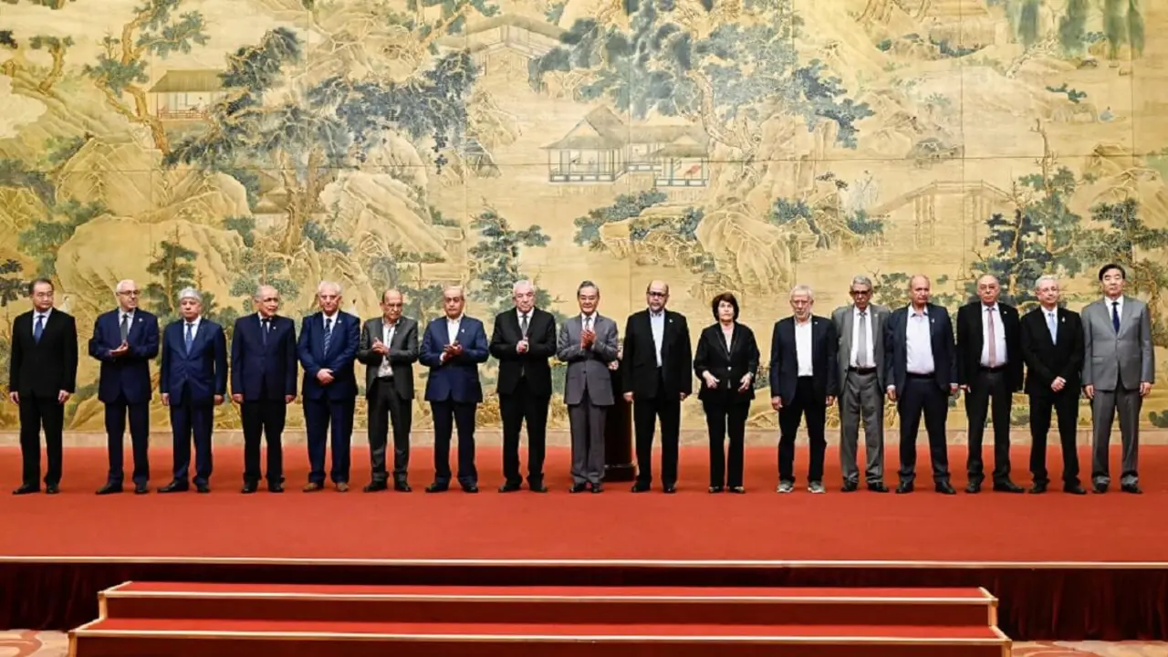 El ministro de Asuntos Exteriores de China, Wang Yi (C), posa para una foto de grupo con miembros de las facciones palestinas durante la firma de la “declaración de Pekín” en la Casa de Huéspedes del Estado Diaoyutai, en Pekín, el 23 de julio de 2024 – PHOTO/Pedro PARDO/AFP