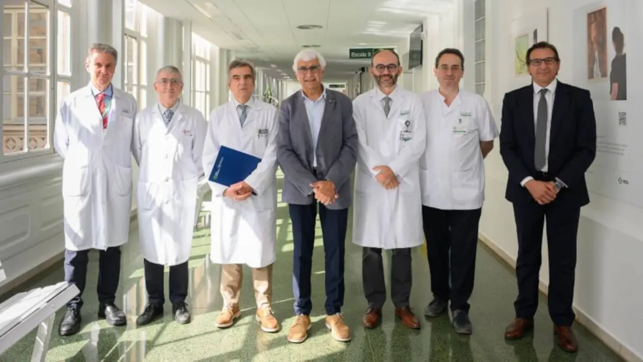 Dr. Urbano, Dr. Campo, Dr. Campistol, Dr. Manel Balcells, Dr. Fernández de Larrea, Dr. Juan y Sr. Ignasi López.© Hospital Clínic