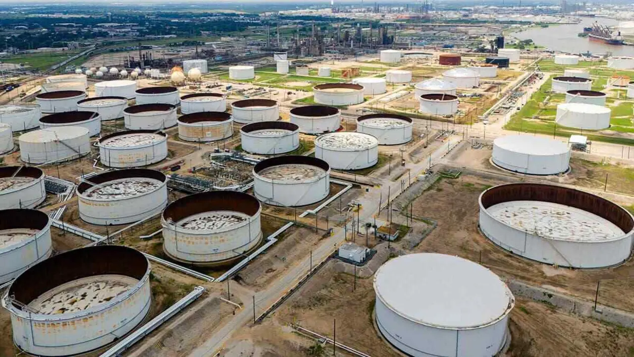 Vista aérea de los contenedores de almacenamiento de petróleo cerca de la refinería Chevron Pasadena, Texas - AP/BRANDON BELL