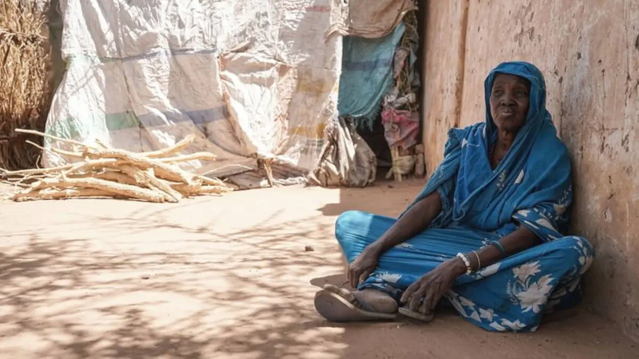 Una mujer que huyó de la violencia se encuentra ahora en un centro de desplazados en El Fasher, Darfur -&nbsp;© UNICEF/Mohamed Zakaria