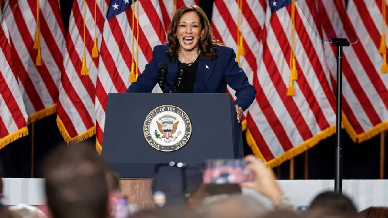 La vicepresidenta estadounidense y candidata presidencial demócrata Kamala Harris habla en el West Allis Central High School durante su primer mitin de campaña en Milwaukee, Wisconsin, el 23 de julio de 2024 – PHOTO/KAMIL KRZACZYNSKI/AFP