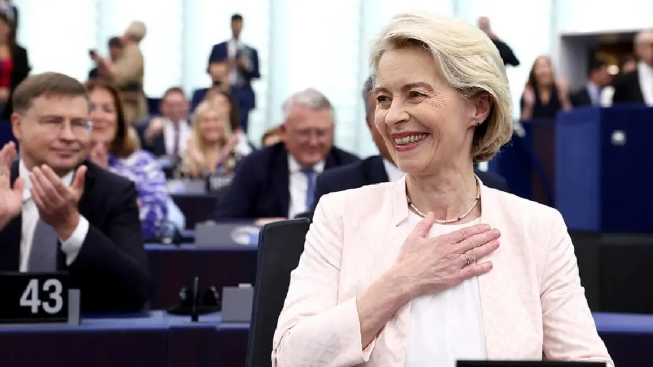 La presidenta de la Comisión Europea, Ursula von der Leyen, celebra su reelección para un segundo mandato en el Parlamento Europeo en Estrasburgo, este de Francia, el 18 de julio de 2024 – PHOTO/FREDERICK FLORIN/AFP