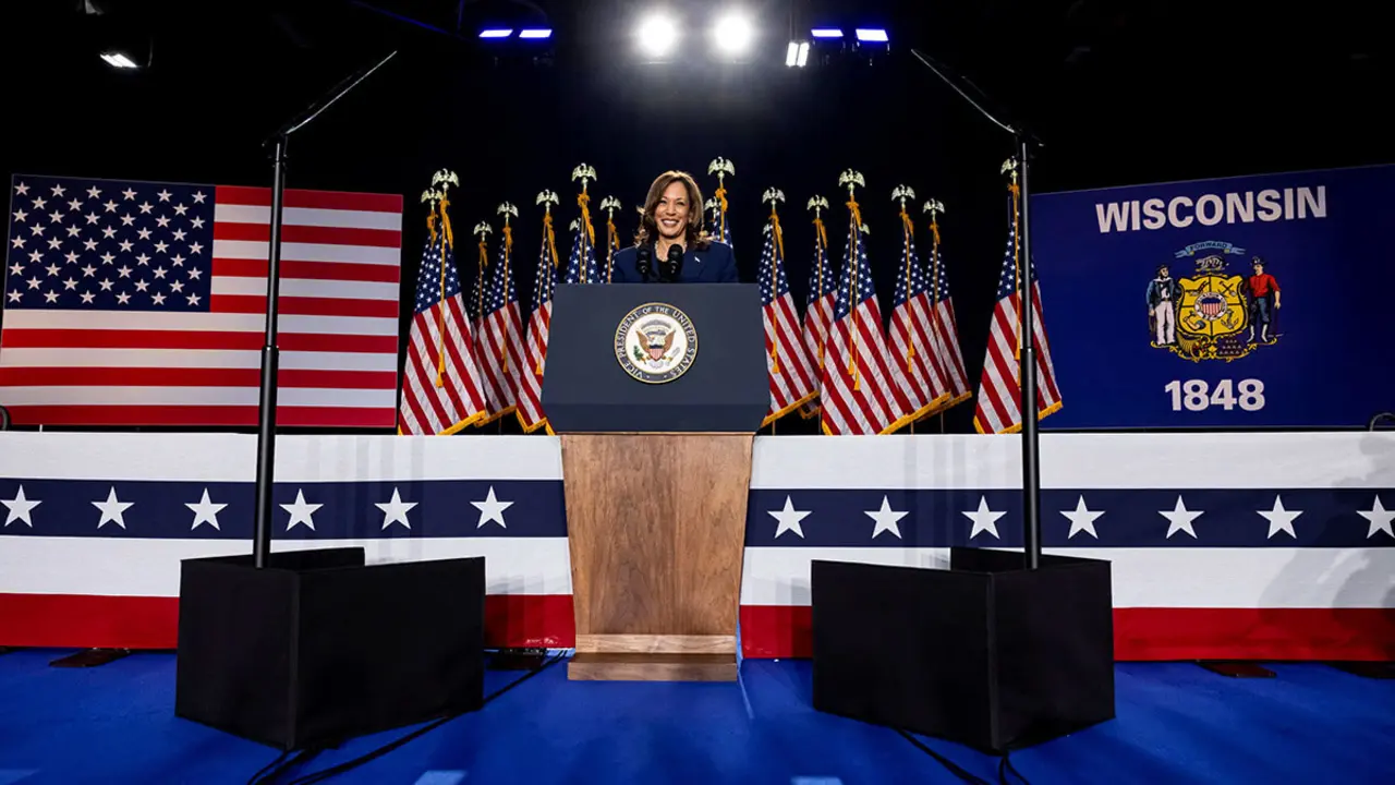La vicepresidenta estadounidense Kamala Harris se dirige a una multitud de seguidores durante su primer evento de campaña como candidata a la presidencia en la escuela secundaria West Allis en West Allis, Wisconsin, EE.UU., el 23 de julio de 2024 - REUTERS/KEVIN MOHATT