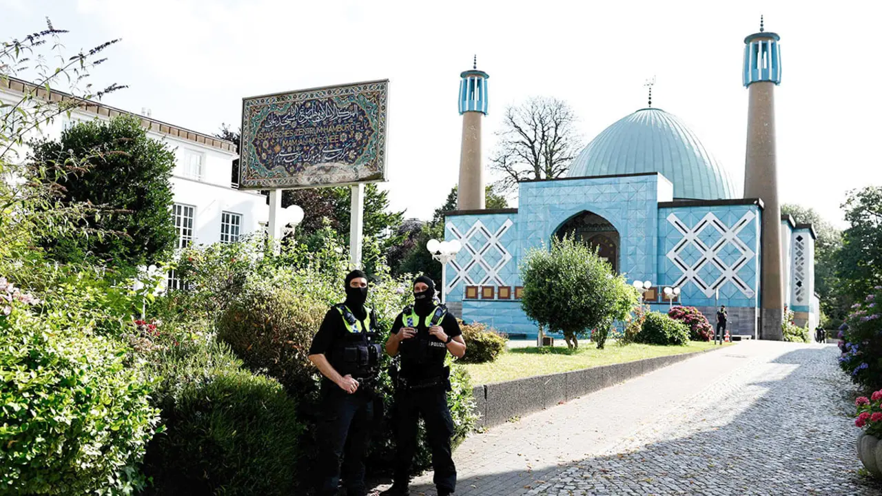 <p>Agentes de policía en la Mezquita Azul, que alberga el Centro Islámico de Hamburgo, en el norte de Alemania, el 24 de julio de 2024, después de que el Ministerio del Interior alemán prohibiera la actividad tras varios meses de investigación sobre su presunto apoyo al grupo Hezbolá del Líbano y sus vínculos con Irán - PHOTO/AFP</p>
