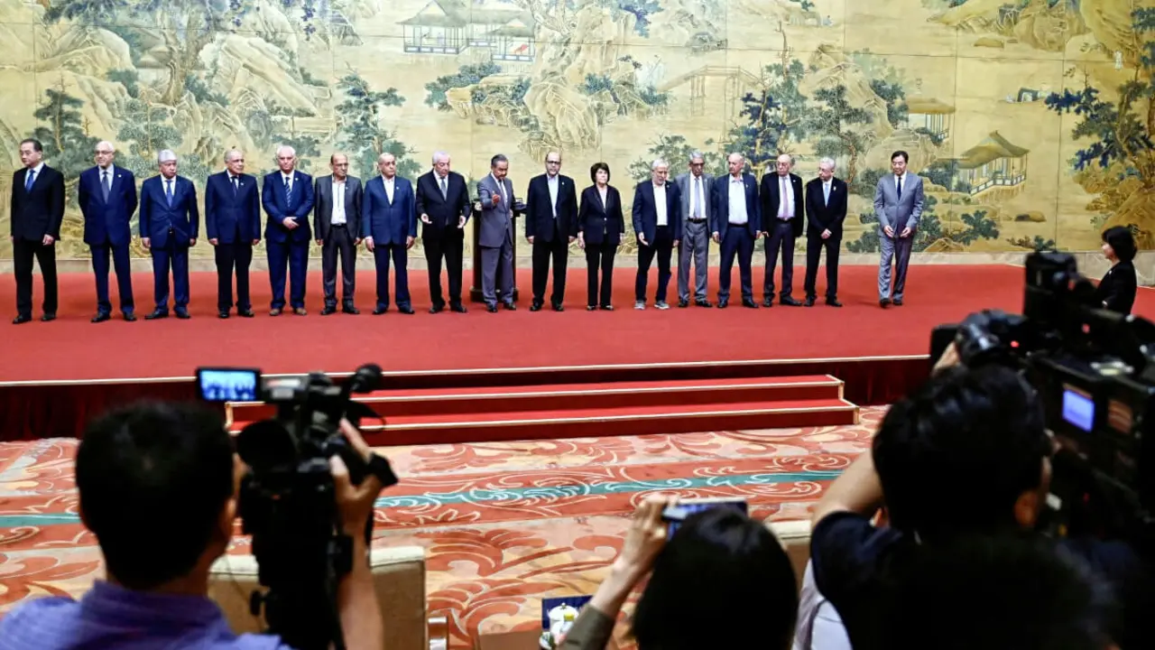 El ministro de Asuntos Exteriores de China, Wang Yi, posa para una fotografía grupal con miembros de las facciones palestinas durante la firma de la declaración de Beijing en la Casa de Huéspedes Estatal de Diaoyutai en Beijing el 23 de julio de 2024 - PHOTO/PEDRO PARDO/ vía REUTERS
