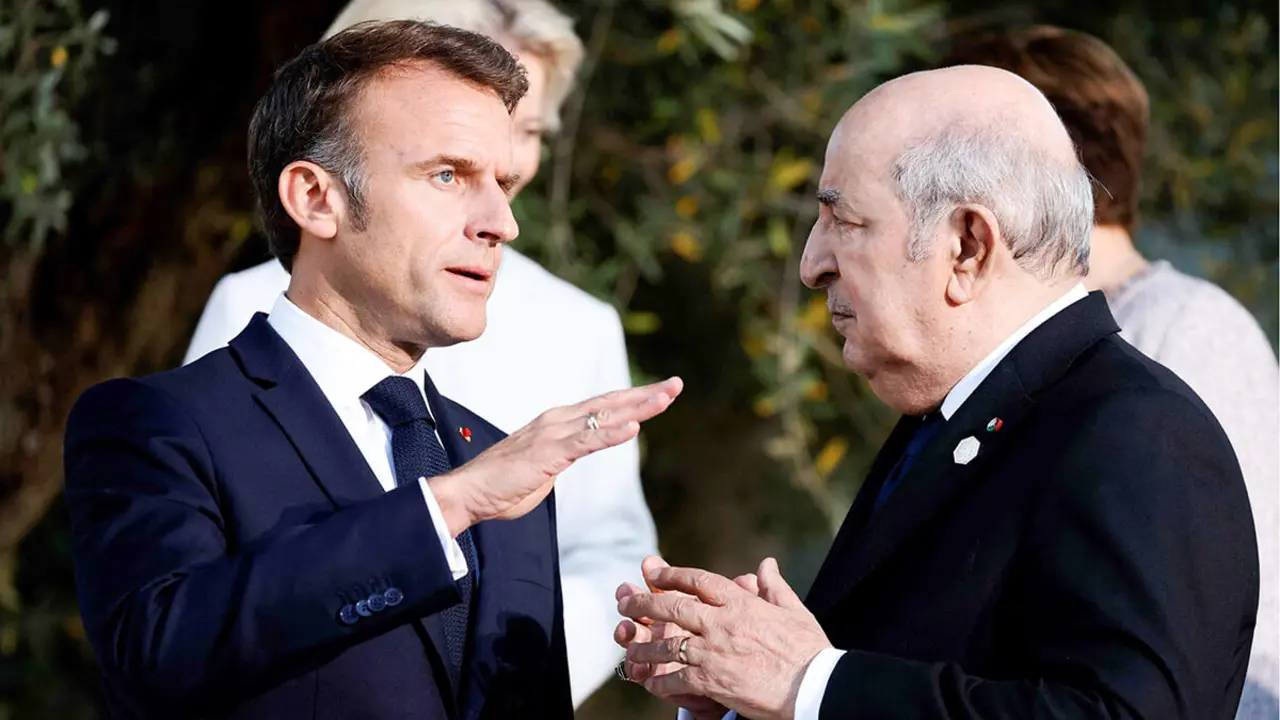 El presidente de Francia, Emmanuel Macron, habla con el presidente de Argelia, Abdelmadjid Tebboune - AFP/LUDOVIC MARIN
