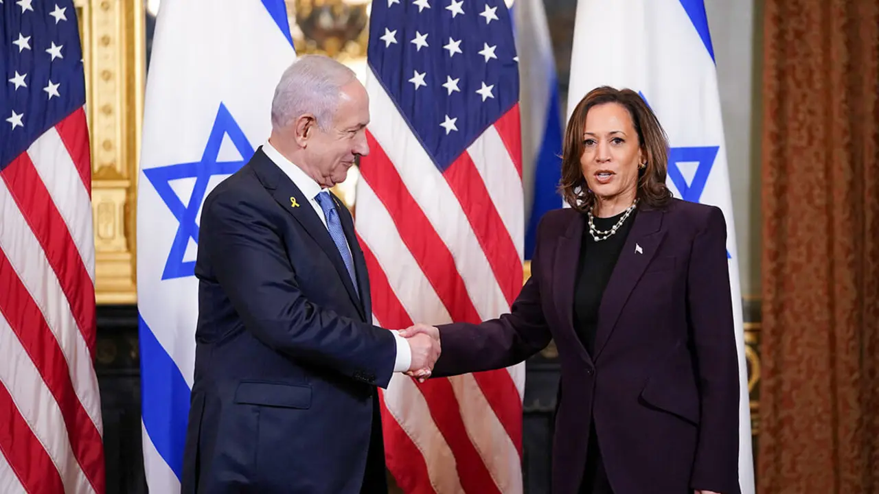 <p>La vicepresidenta de Estados Unidos, Kamala Harris, se reúne con el primer ministro israelí, Benjamin Netanyahu, en el Edificio de Oficinas Ejecutivas Eisenhower, en los jardines de la Casa Blanca, en Washington, D.C., Estados Unidos, el 25 de julio de 2024 - REUTERS/NATHAN HOWARD</p>
