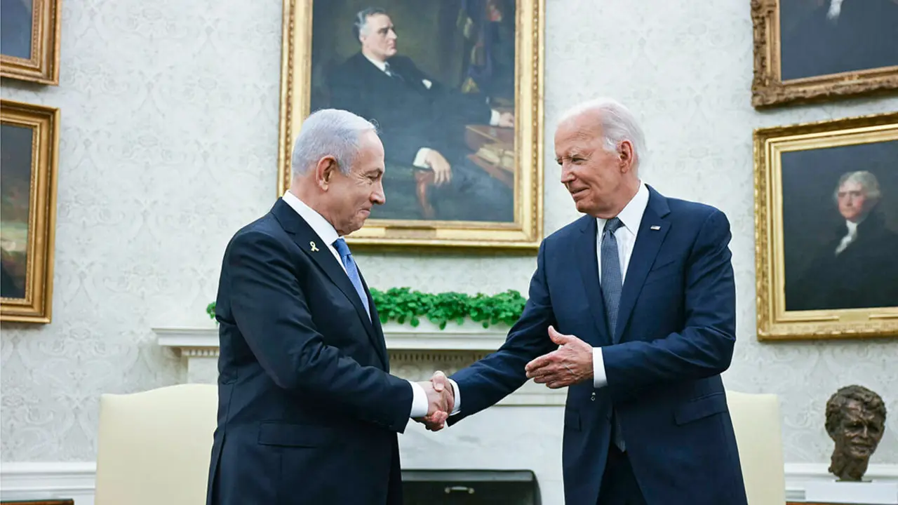 <p>El presidente de Estados Unidos, Joe Biden (der.), estrecha la mano del primer ministro israelí, Benjamin Netanyahu, durante una reunión en la Oficina Oval de la Casa Blanca en Washington, DC, el 25 de julio de 2024 - AFP/JIM WATSON</p>
