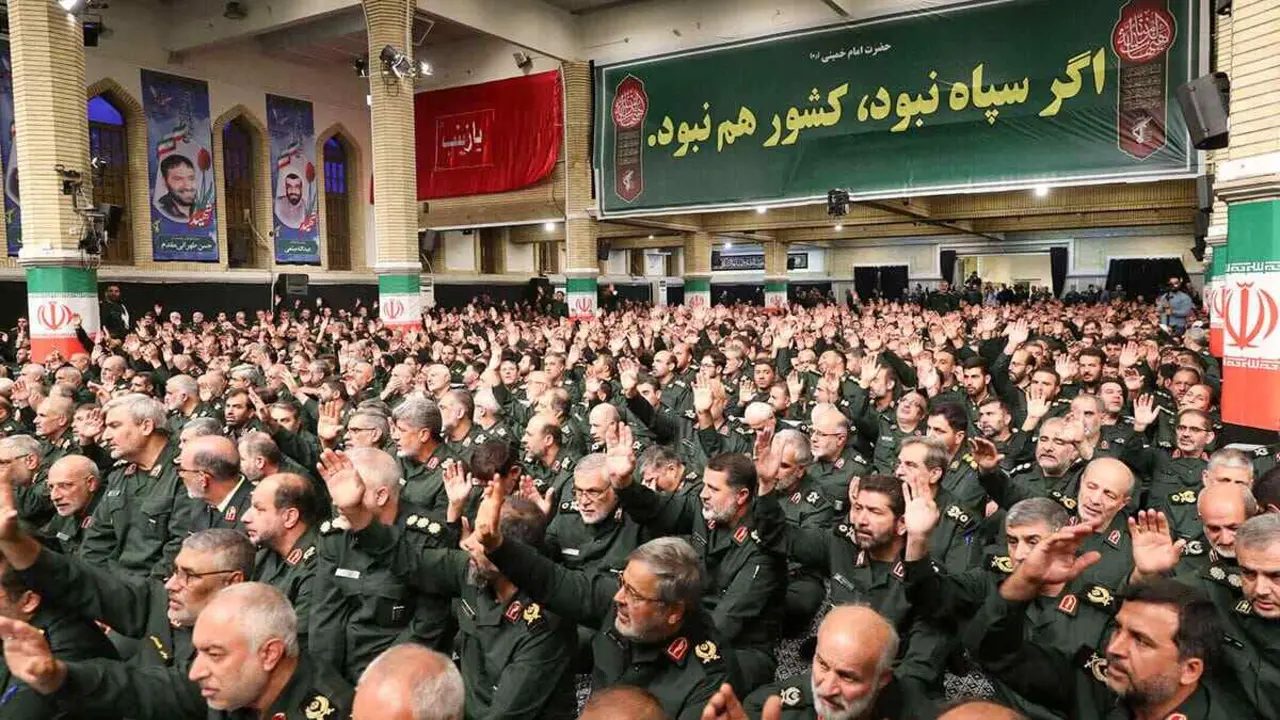 Comandantes y miembros del Cuerpo de la Guardia Revolucionaria Islámica se reúnen con el líder supremo de Irán, el ayatolá Ali Khamenei, en Teherán, Irán - PHOTO/WANA via REUTERS