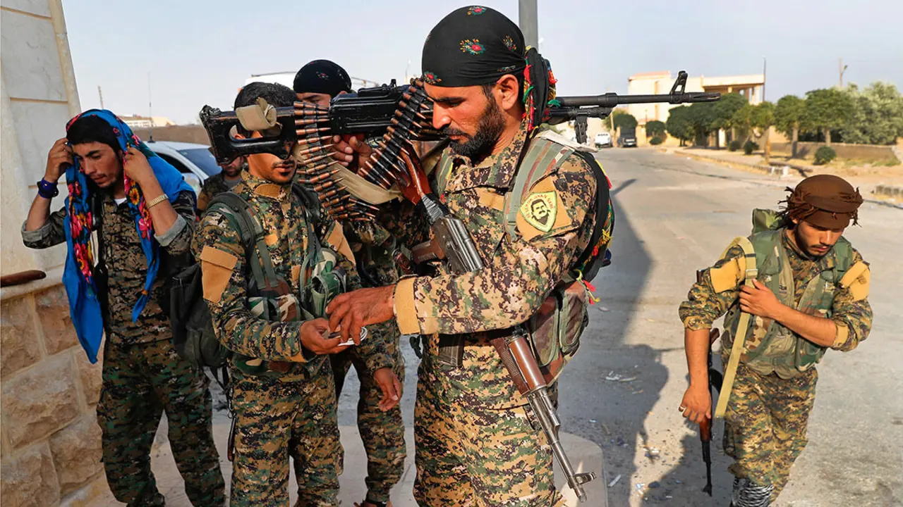 Combatientes de las Fuerzas Democr&aacute;ticas Sirias (FDS), respaldadas por Estados Unidos, se preparan para la batalla contra militantes del Daesh en Raqqa, noreste de Siria - AP/HUSSEIN MALLA