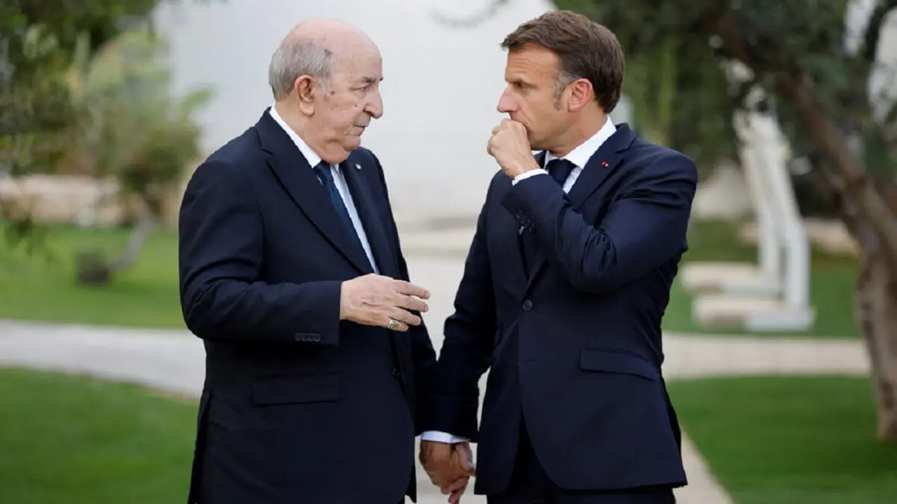 El presidente de Francia, Emmanuel Macron (dcha.), conversa con el presidente de Argelia, Abdelmadjid Tebboune (izq.), durante su asistencia a la cumbre del G7 organizada por Italia en la región de Apulia, en el complejo Borgo Egnazia, en Savelletri, el 13 de junio de 2024 – PHOTO/Ludovic MARIN/AFP