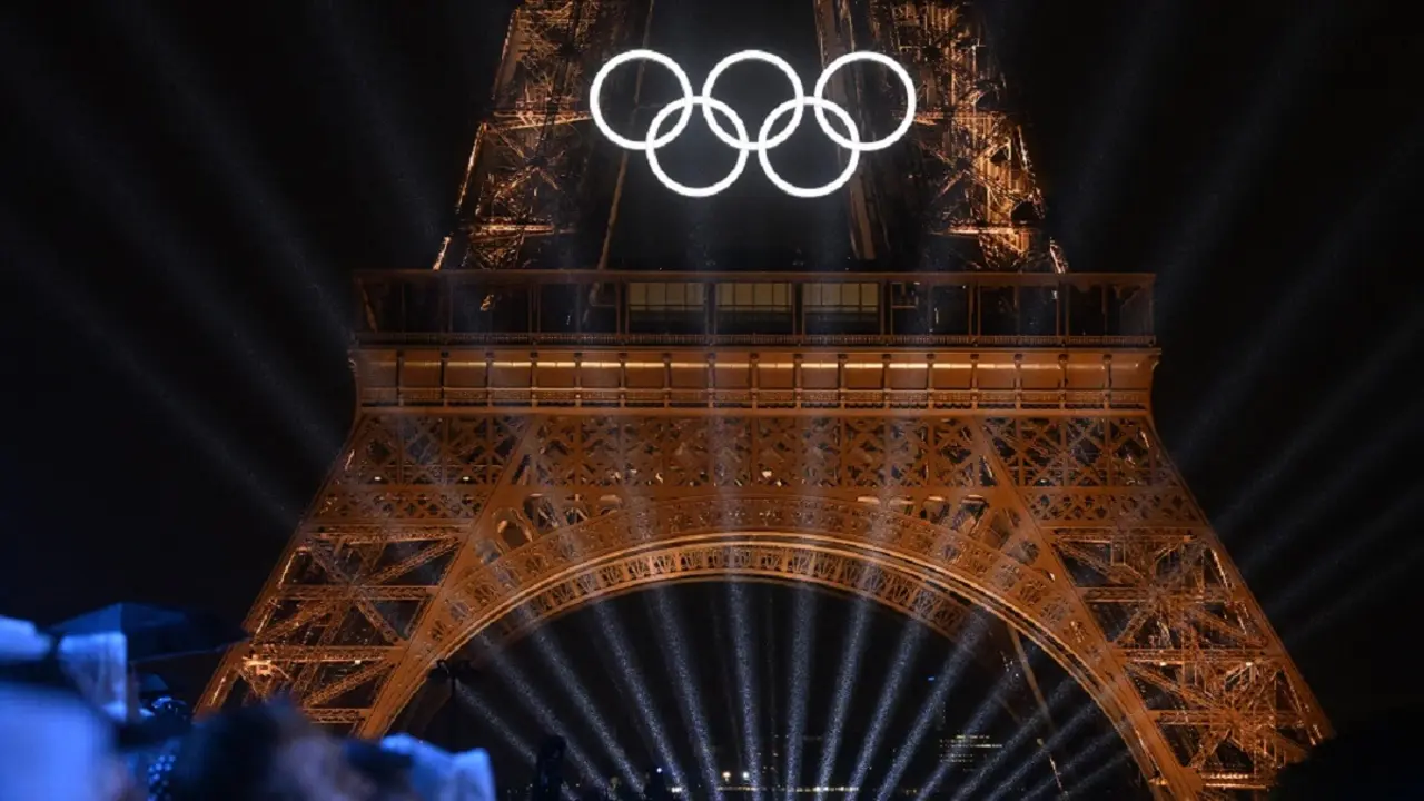 La Torre Eiffel se ilumina con los Cinco Anillos Olímpicos durante la Ceremonia de Inauguración de los Juegos Olímpicos de París 2024, imagen tomada desde la Place du Trocadero el 26 de julio de 2024 – PHOTO/Tetsu Joko/Yomiuri/The Yomiuri Shimbun vía AFP