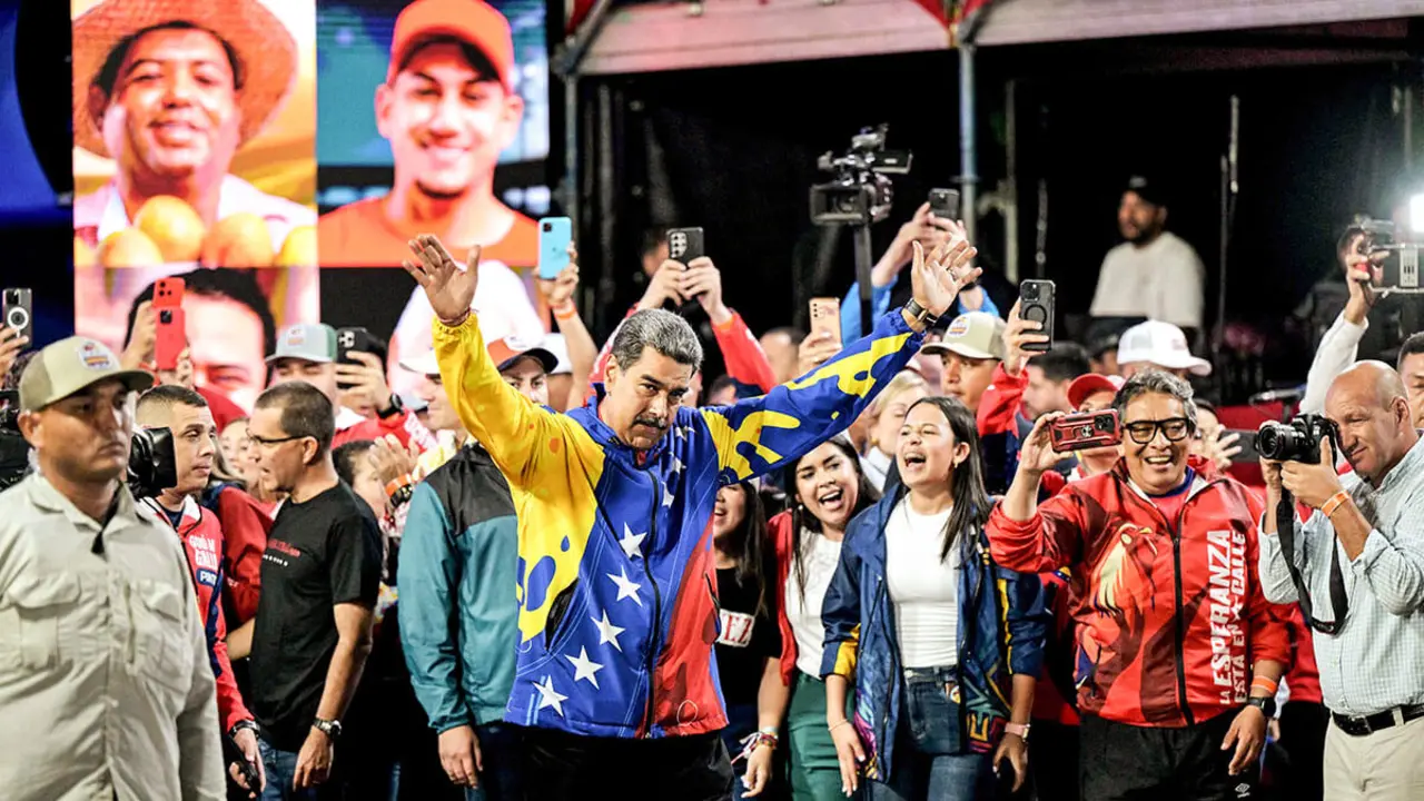 Nicolás Maduro fue declarado ganador de las elecciones presidenciales de Venezuela el domingo, pero la oposición y los principales vecinos regionales rechazaron de inmediato los resultados oficiales - AFP/YURI CORTEZ