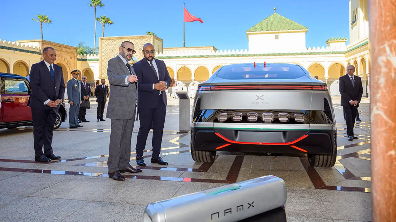 El Rey Mohamed VI preside, en el Palacio Real de Rabat, la ceremonia de presentación de un modelo del primer constructor marroquí de automóviles y del prototipo de un vehículo propulsado por hidrógeno desarrollado por una empresa marroquí - PHOTO/MAP