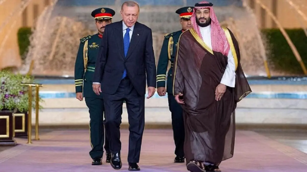 El príncipe heredero de Arabia Saudí, Mohamed bin Salman (d), recibe al presidente turco, Recep Tayyip Erdogan (i), en Yeda el 17 de julio de 2023 - PHOTO/AFP
