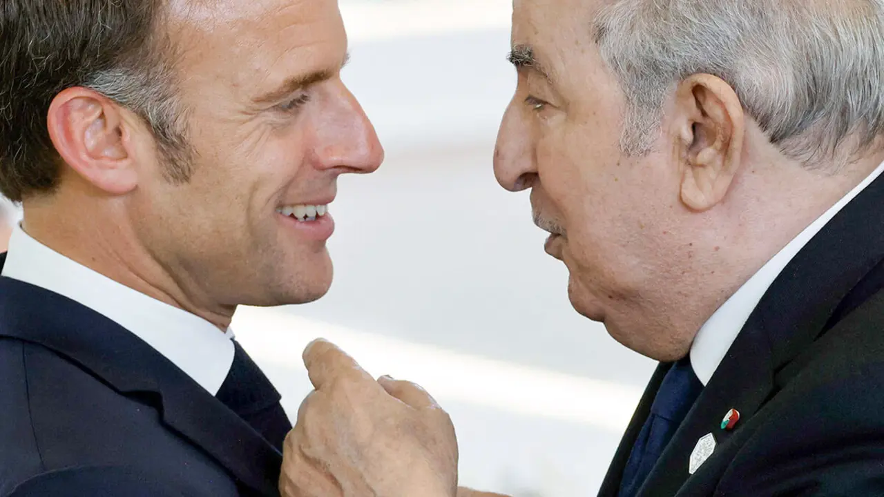 <p>El presidente francés, Emmanuel Macron (izq.), habla con el presidente argelino, Abdelmadjid Tebboune - AFP/LUDOVIC MARIN</p>
