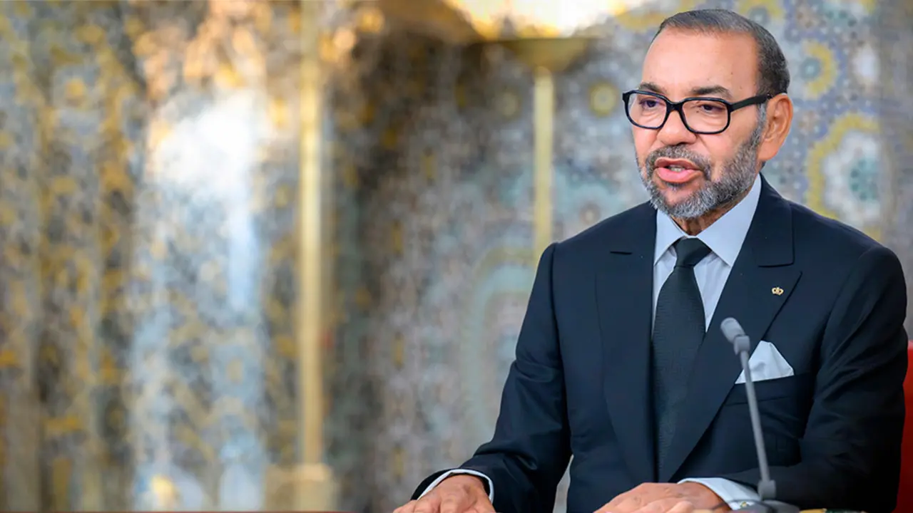 <p>El rey Mohamed VI, dirige un discurso a su fiel pueblo con motivo del 25º aniversario del acceso del Soberano al Trono - PHOTO/MAP&nbsp;</p>

