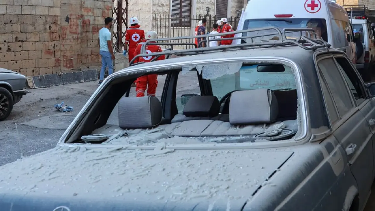 Miembros de la Cruz Roja libanesa y residentes inspeccionan los daños causados por los bombardeos israelíes en el pueblo fronterizo de Chebaa, al sur del país, el 29 de julio de 2024 – PHOTO/Rabih DAHER/AFP