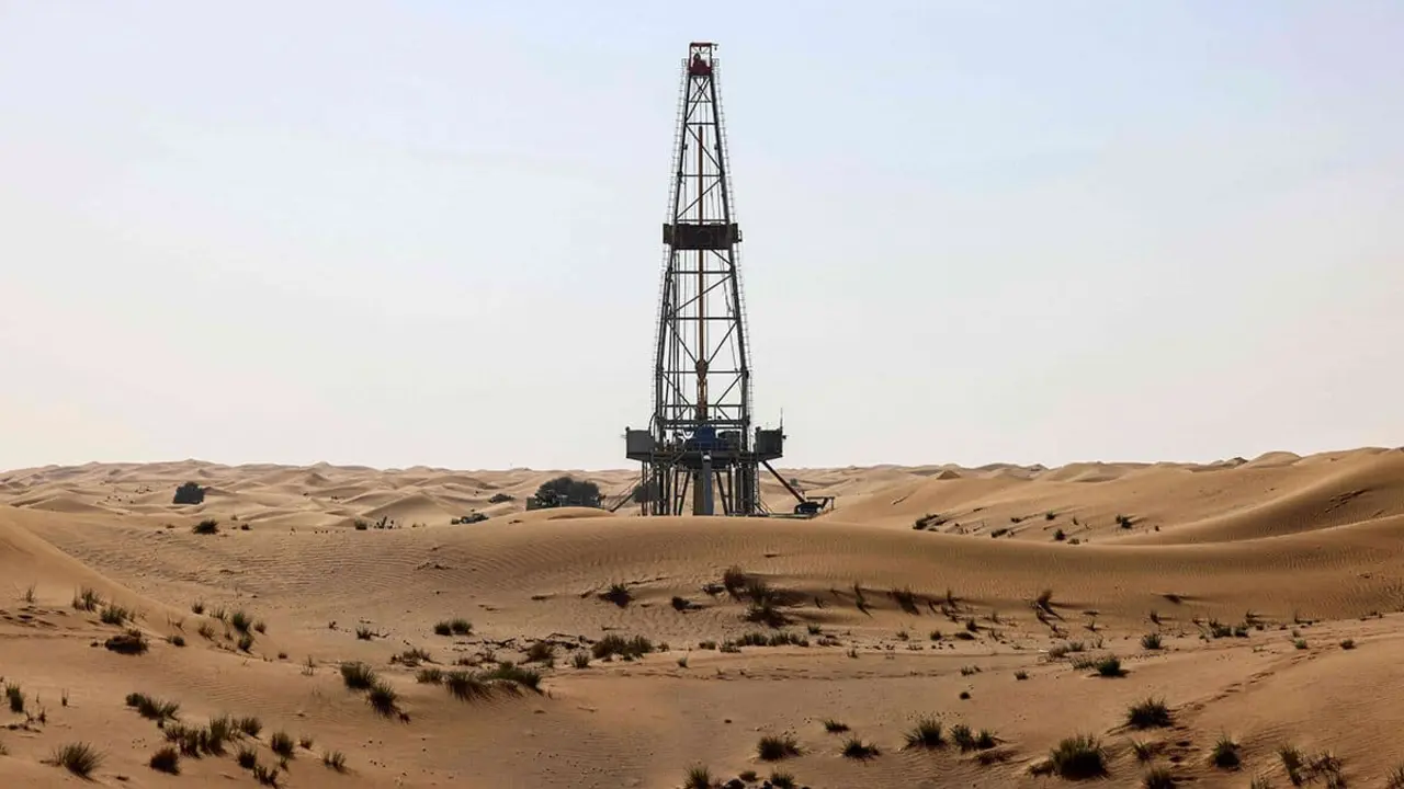 Bomba de perforación de petróleo en medio de las dunas de arena en el desierto del emirato del golfo de Dubái - AFP/GIUSEPPE CACACE