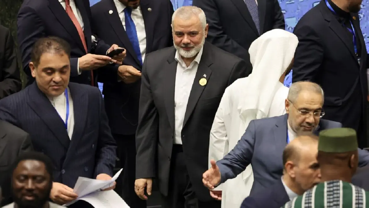 Ismael Haniyeh, líder del grupo militante palestino Hamás, llega a la toma de posesión del nuevo presidente iraní en el Parlamento de Teherán, el 30 de julio de 2024 – PHOTO/AFP