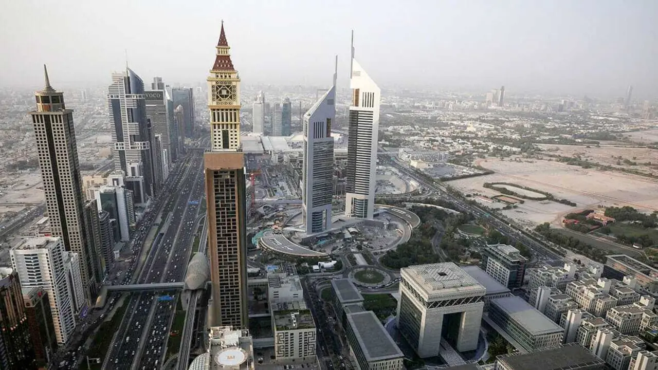 Vista general del Centro Financiero Internacional de Dubái (DIFC) (derecha) entre torres de gran altura en Dubái, Emiratos Árabes Unidos - REUTERS/CHRISTOPHER PIKE